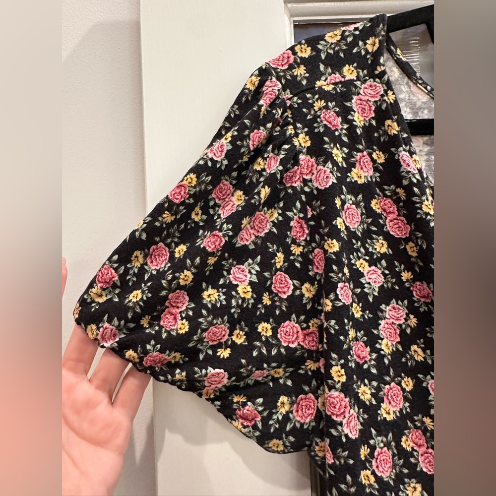 Torrid Super Soft Surplice Puff Sleeve Top Roses Floral Jersey Plus Size 2X - Picture 5 of 13